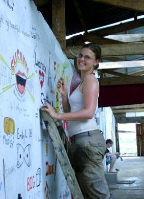 Jeder Freiwillige schreibt an die Wand. Das stand auch mir bevor, als ich mich verabschieden musste. Peru, Inka Projekt, Abschied