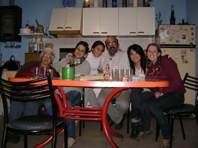 mit meiner Gastfamilie und einer anderen Freiwilligen mit meiner Gastfamilie und einer anderen Freiwilligen