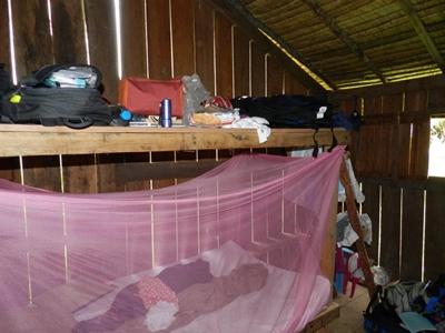Mein Bett mit dem gesamten Inhalt meines Rucksacks kambodscha-naturschutz-bett