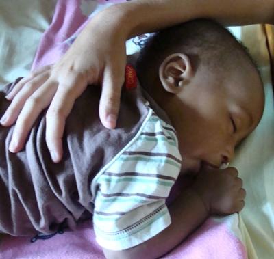 Jackson konnte manchmal nur einschlafen, wenn ich ihn streichelte tansania-sozialarbeit-baby
