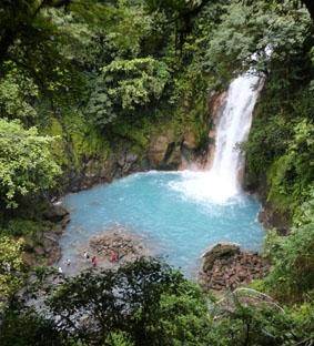 Der Wasserfall bei „Rio Celeste“, einem türkisblauen Fluss im tiefen Dschungel costa-rica-unterrichten-wasserfall