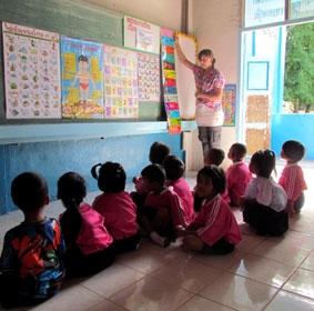 Beim unterrichten der Farben Thailand, Sozialarbeit, Farben