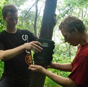 Beim Anbringen der Sensorenkameras costa-rica-naturschutz-sensor