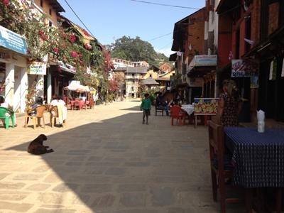 Die „Innenstadt“ von Bandipur. Deutlich im Bild zu erkennen ist die klare Luft, die in Nepal keine Selbstverständlichkeit ist Die „Innenstadt“ von Bandipur. Deutlich im Bild zu erkennen ist die klare Luft, die in Nepal keine Selbstverständlichkeit ist.