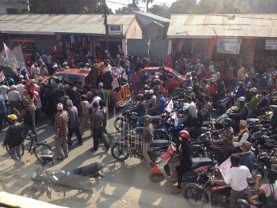 Ein politischer Marsch in Barathpur, nach den Wahlen in Nepal Ein politischer Marsch in Barathpur, nach den Wahlen in Nepal