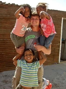 Mit den Kindern, die nach der Schule zum Spielen kamen sudafrika-hausbau-freiwilliger