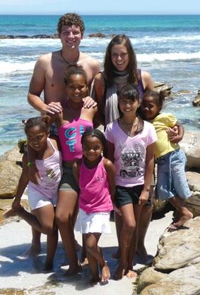 Picknick am Strand mit den Kindern aus dem Township sudafrika-hausbau-strand