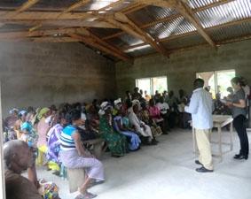 Bei einer Präsentation in einer Gemeinde zum Thema Intestacy & Property Rights ghana-menschenrechte-freiwillige