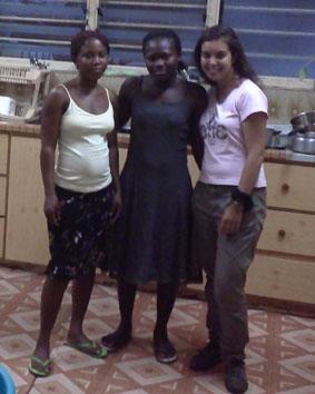 Mit den Hausmädchen meiner Gastfamilie, Abigail und Rejoice – wir hatten viel Spaß zusammen! ghana-menschenrechte-hausmadchen