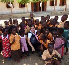 Mit den Grundschülern einer Schule ghana-menschenrechte-schule