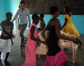Eine Reise nach Jerusalem – die Kinder im Heim waren mit Elan dabei! ghana-menschenrechte-spiel