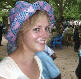 Ich an Ostern mit einem Hut, den eine Schneiderin für mich genäht hatte ghana-medizin-freiwillige