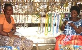 Kettenverkauf auf dem immer bunt belebten Marktplatz in Ho ghana-medizin-ho