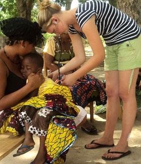 Outreach in einem Dorf: die am häufigsten zu behandelnde Krankheit ist Malaria ghana-medizin-malaria