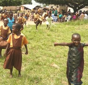 Spielen mit den Kindern ghana-medizin-spielen