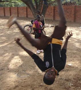 Stolz zeigen mir die Kinder ihre akrobatischen Fähigkeiten ghana-sport-akrobatik