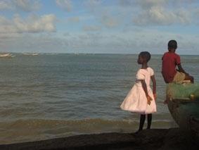 Zwei Kinder aus Jamestown beobachten still den Golf von Guinea ghana-sport-kinder