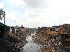 Die Slum-Gemeinde Nima ghana-sport-slum