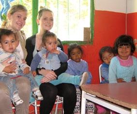 Meine Mitarbeiterin und ich im Kinderheim mit einem Teil der Kinder argentinien-sozialarbeit-kinder
