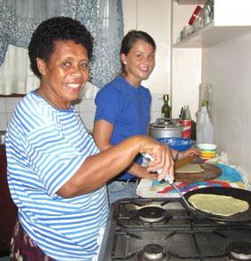 Meine Gastmama zeigt mir wie man Roti macht fidschi-sozialarbeit-freiwillige