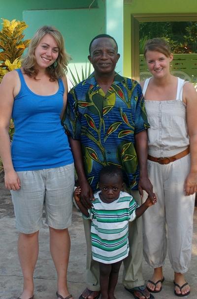 Mit meinem Gastpapa, seinem kleinen Enkel und der Freiwilligen Jennie ghana-medizin-praktikum-gastfamilie
