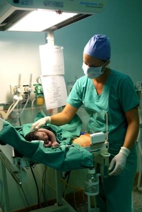 Im OP bei der Geburt von dem Süßen ghana-medizin-praktikum-geburt