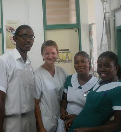In der Notaufnahme mit meinen Kollegen ghana-medizin-praktikum-kollegen