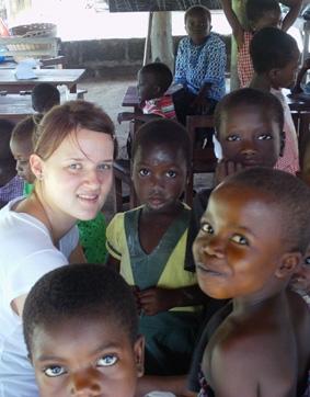 Beim „Outreach“ in einer Schule ghana-medizin-schule