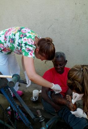 Im Lepra Dorf beim Verbandswechsel ghana-medizin-verband