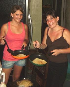Sandra und ich kochen Crepes costa-rica-unterrichten-freiwillig