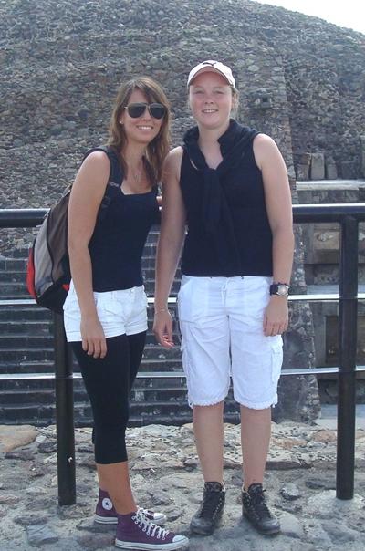 Mit meiner Gastschwester in Teotihuacán Medizin - Praktikum Mexiko Ausflug