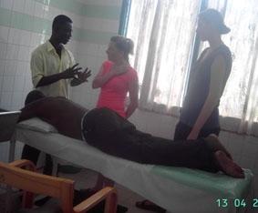 Auf der Arbeit – Austausch mit einem Physio-Studenten ghana-physiotherapie-arbeit