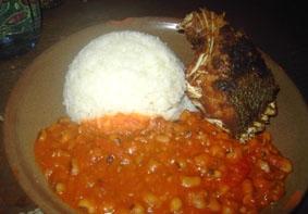 Typisch ghanaisch: Reis, Bohnen und Fisch ghana-physiotherapie-essen