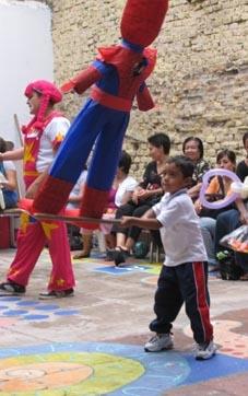Kinderfest mit Pinata Sozialarbeit Mexiko Pinata