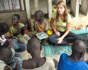 Lernen des Alphabets auf kleinen Tafeln senegal-sozialarbeit-alphabet