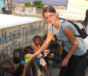 Hier verteile ich Milch an die Kinder senegal-sozialarbeit-freiwillige