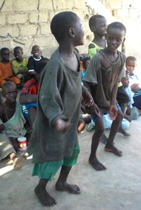 Kinder beim Tanzen am Freitagnachmittag senegal-sozialarbeit-tanzen