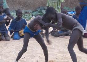 Ein unter den Kindern organisiertes Wrestling Tournier senegal-sozialarbeit-wrestling