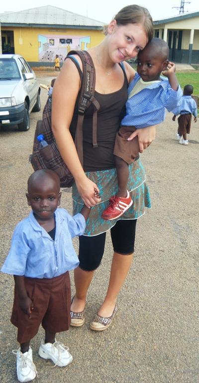 Wir bringen die Kleinen in die Schule Sozialarbeit Ghana Ausflug