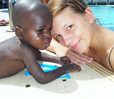 Mawuli und ich am Pool Sozialarbeit Ghana Pool