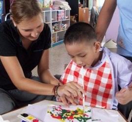 Malen mit Acrylfarbe mal anders thailand-ergotherapie-malen