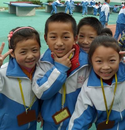 Während der Pause auf dem Schulhof china-unterrichten-kinder