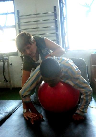 Mit Baz beim Kopf-und Armtraining auf dem Pezziball nepal-physiotherapie-ball