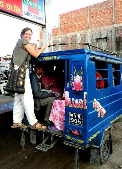 Ich an einem TukTuk hängend! nepal-physiotherapie-freiwillige