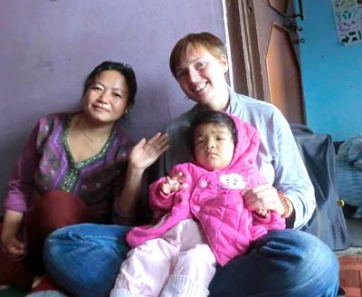 Mit Brinda und der Leiterin der Einrichtung in Bharatpur nepal-physiotherapie-kind