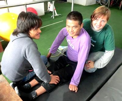 Mit Baz und seinem Bruder beim Rumpfstabilisationstraining nepal-physiotherapie-physiotherapie