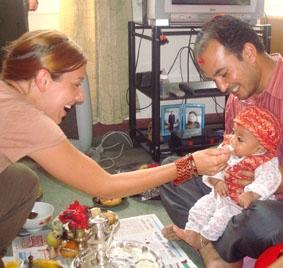 Ich bei der Reiszeremonie mit Supreme und meinem Gastvater Damu nepal-medizin-reiszeremonie