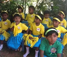 Das gelbe Team Sri Lanka-Sozialarbeit-Farben