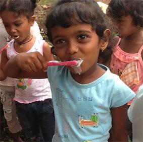 Zähneputzen Sri Lanka-Sozialarbeit-Kind