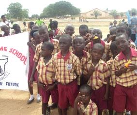 Kinder aus dem Kinderheim in Kasoa am Unabhängigkeitstag Ghana-Sozialarbeit-Tag